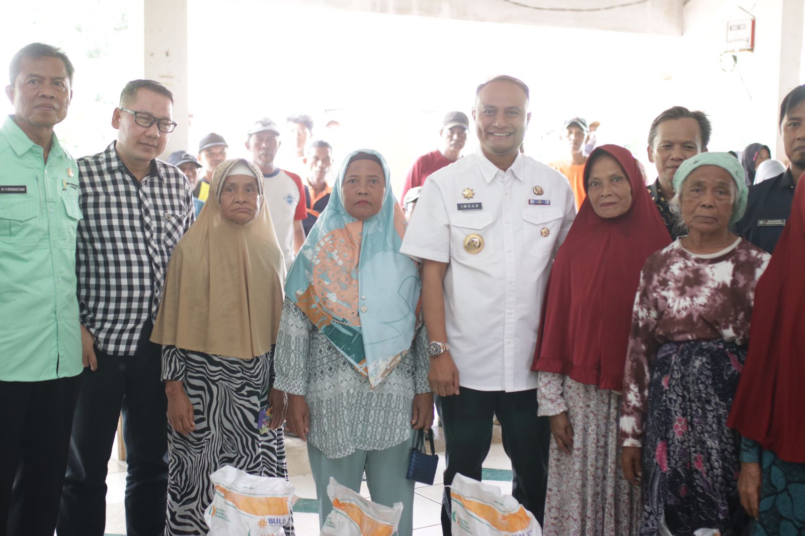 Pj Bupati Subang Pastikan Penyaluran Bantuan Pangan Cadangan Pemerintah Tepat Sasaran di Desa Wanakerta dan Desa Blanakan