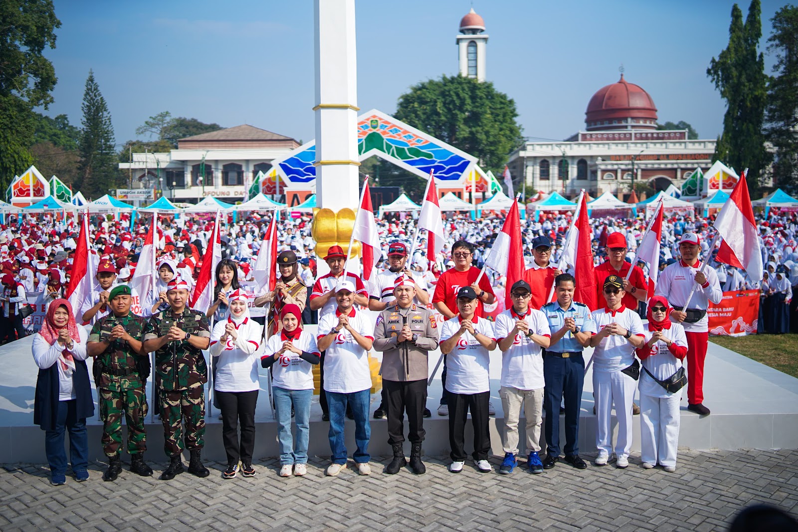 Pj. Bupati Subang Pimpin Kirab dan Pembagian 10.000 Bendera Merah Putih