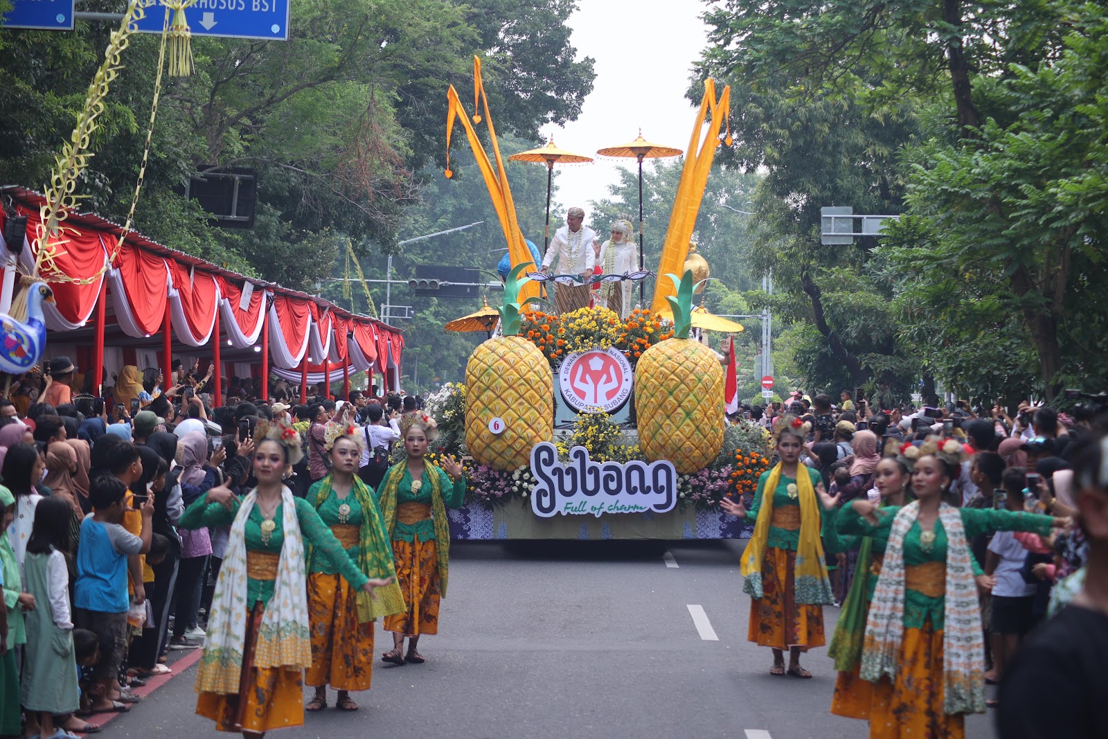 PJ BUPATI SUBANG PIMPIN PARADE MOBIL HIAS SUBANG PADA HUT DEKRANAS DI SOLO, SEBAGAI AJANG PROMOSI SUBANG