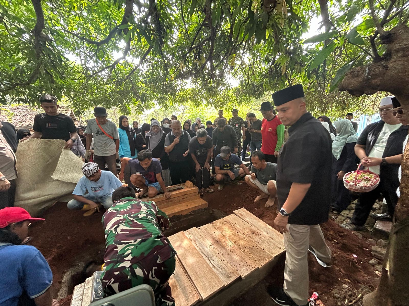 Pj Bupati Subang Pimpin Upacara Pelepasan Jenazah Kepala Bapenda Subang dengan Khidmat
