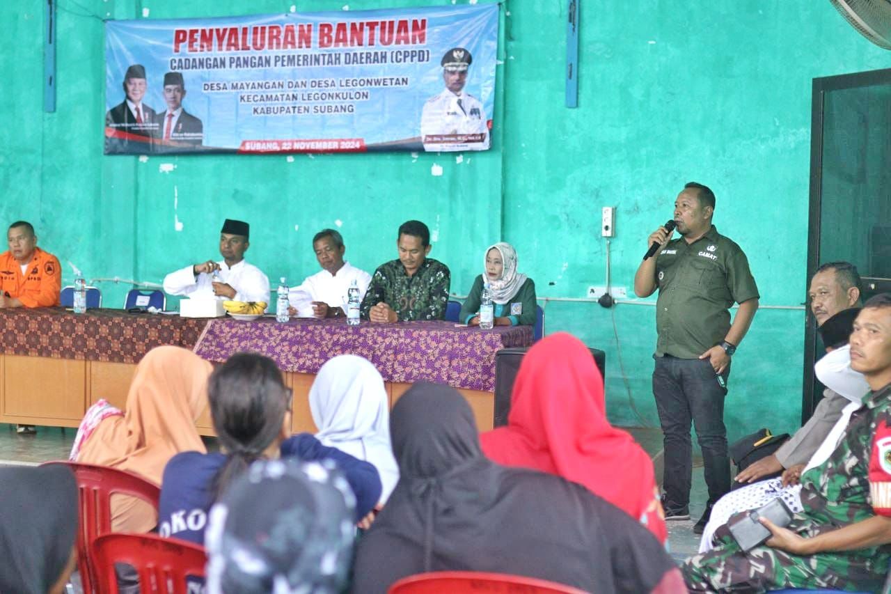 Pj Bupati Subang Serahkan Bantuan Cadangan Pangan Pemerintah Daerah (CPPD) bagi Korban Banjir Rob di Legonkulon