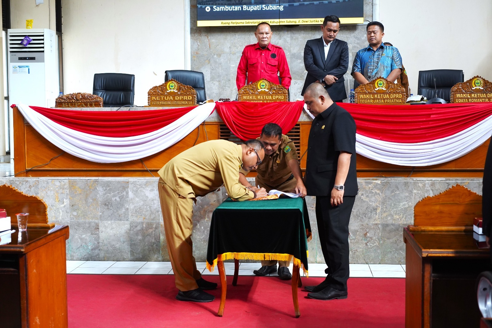 Pj. Bupati Subang Setujui RAPBD Kabupaten Subang Tahun 2025 pada Rapat Paripurna DPRD