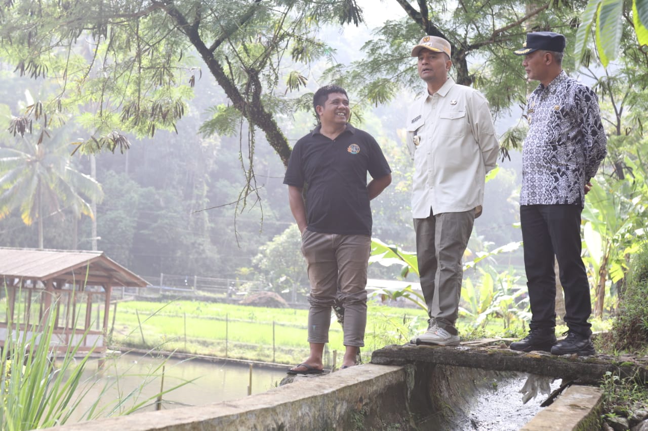 PJ Bupati Subang Takjub dengan Sumber Air Alami di Desa Buniara Tanjungsiang