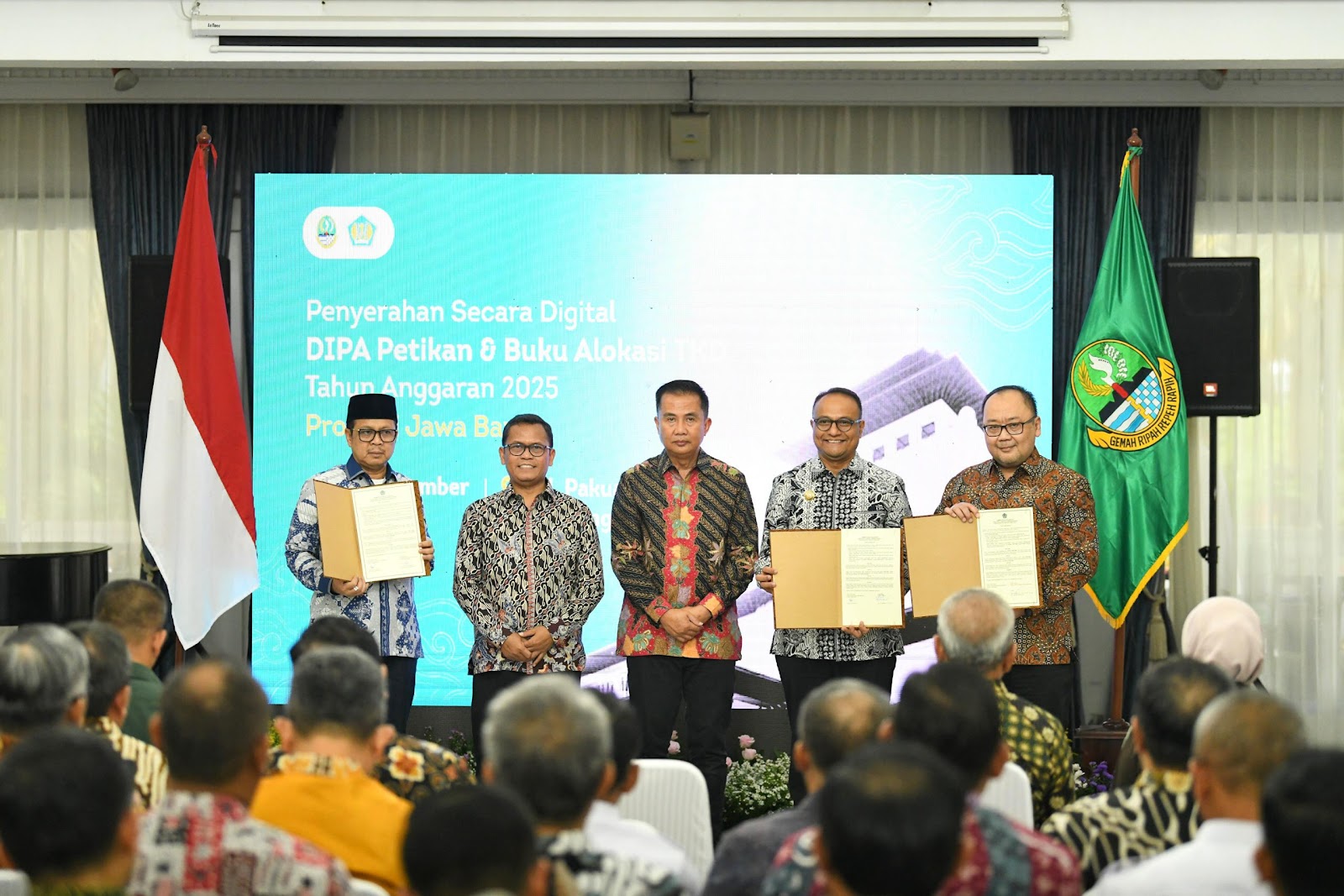 PJ. BUPATI SUBANG TERIMA PENYERAHAN DIPA DAN TKD TAHUN ANGGARAN 2025