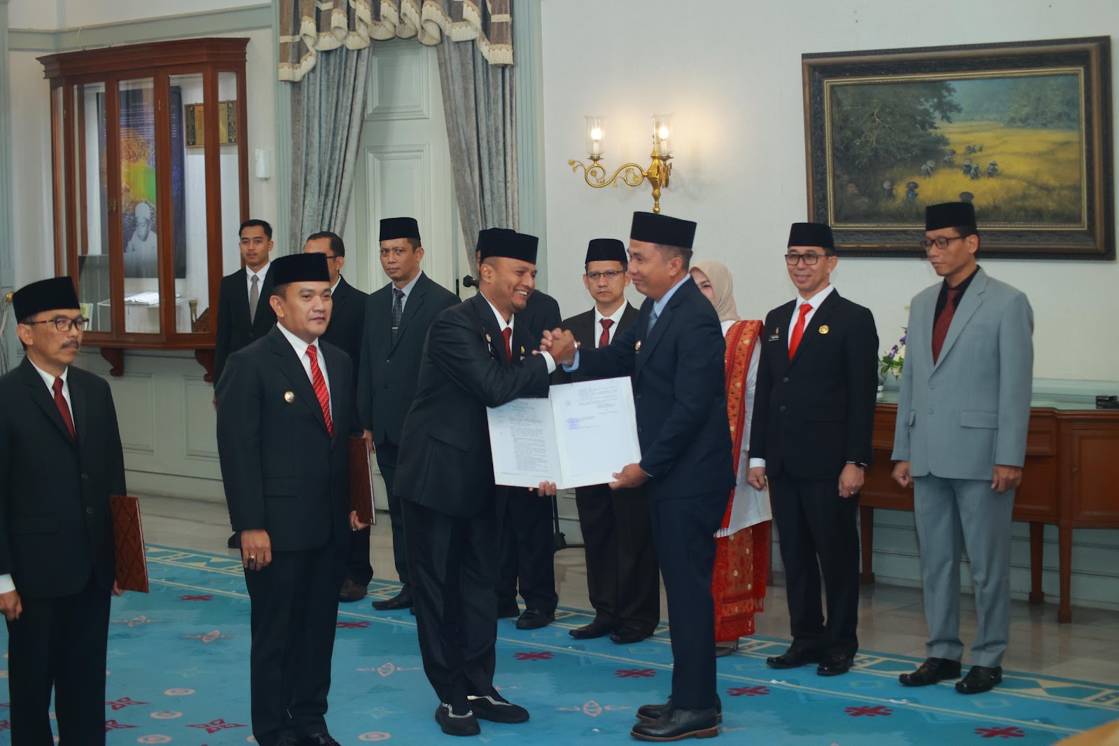 PJ.BUPATI SUBANG TERIMA SK PERPANJANGAN MASA JABATAN DI GEDUNG PAKUAN, PJ.GUBERNUR AMANATKAN TERUSKAN INOVASI DAN TRANSPARANSI PEMERINTAHAN