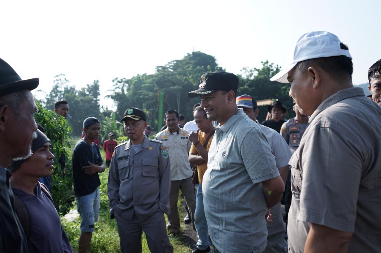PJ Bupati Subang Tinjau Jembatan Sungai CIlamatan yang anjlok di Desa Sukahurip Kecamatan Cijambe