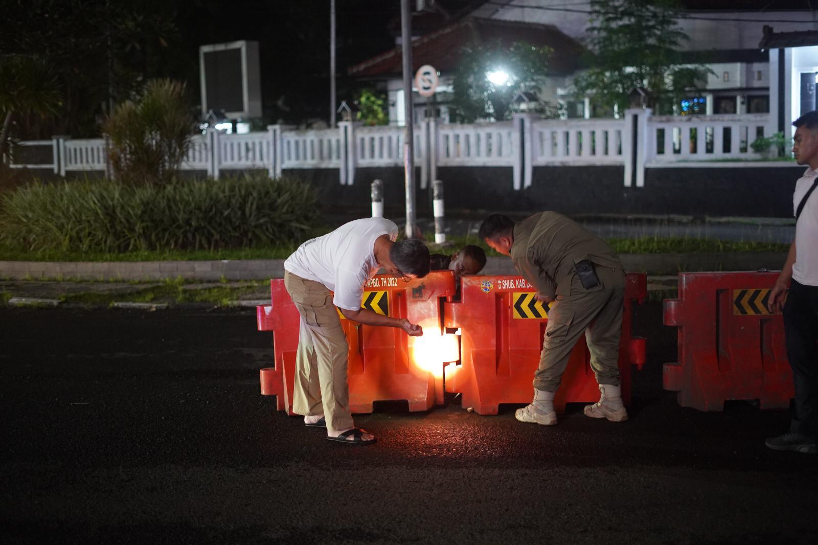 Pj. Bupati Subang Tinjau Pemasangan Water Barrier Bantuan Dishub Jabar