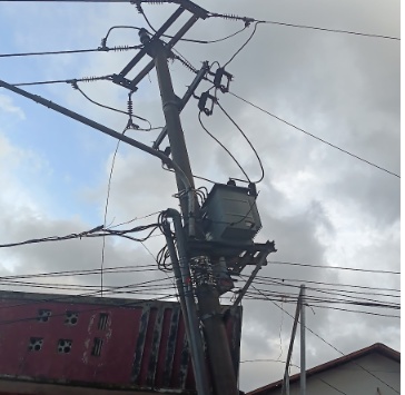 Pohon Tumbang Menimpa Kabel PLN Tiangnya Sampai Patah,Kabelnya Terputus