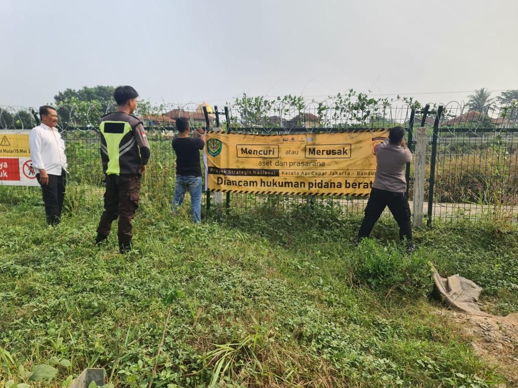 POLDA JABAR HIMBAU ANAK - ANAK JANGAN BERMAIN  LAYANG - LAYANG DI SEKITAR JALUR  KERETA CEPAT