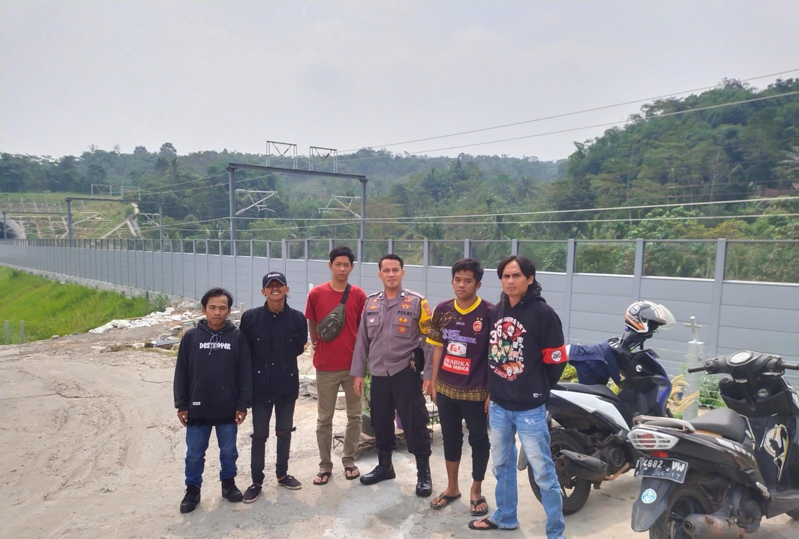 POLDA JABAR HIMBAU WARGA JAGA SARANA PRASARANA DI SEKITAR JALUR  KERETA CEPAT