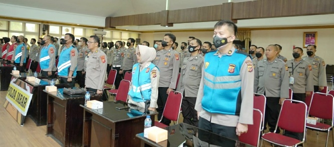 POLDA JABAR LAKSANAKAN PENGAMBILAN SUMPAH DAN PENANDATANGANAN PAKTA INTEGRITAS  PANITIA DAN PESERTA TES SIP ANGKATAN 52 TA.2023