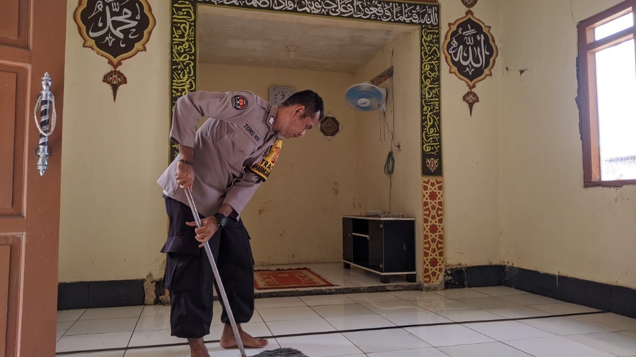 Polisi Bakti Sosial Bersihkan  Mushola