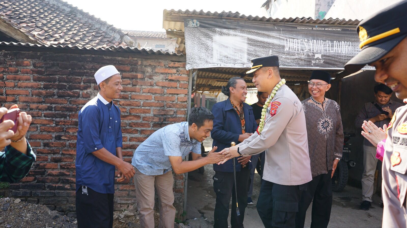 Polisi Bantu Bagikan Air Bersih di Wilayah Cangkuang, Kabupaten Bandung