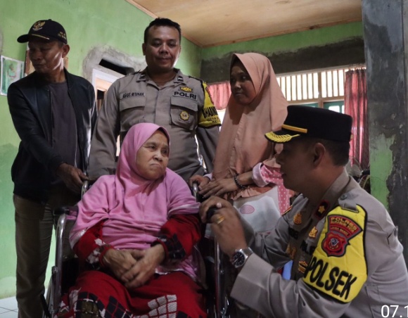 Polisi  Bantu Fasilitasi Kursi Roda Bagi Lansia Yang Lumpuh
