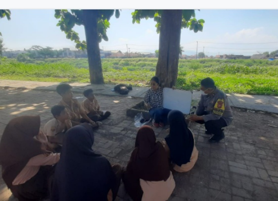 Polisi  Bantu Mengajar Bahasa Inggris Di Bantaran Sungai Citarum