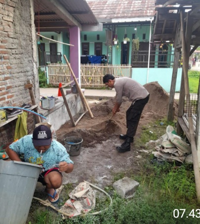 Polisi Bantu Perbaikan Jalan Gang Di Majalaya