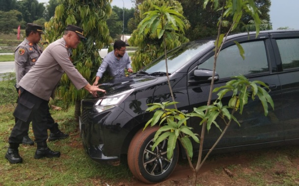Polisi Batu Kendaraan Roda Empat Yang Selip Di Rest Area 86 A Tol Cipali Subang