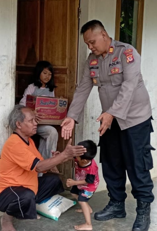 Polisi Berikan Bantuan Ke Warga Penyandang Disabilitas