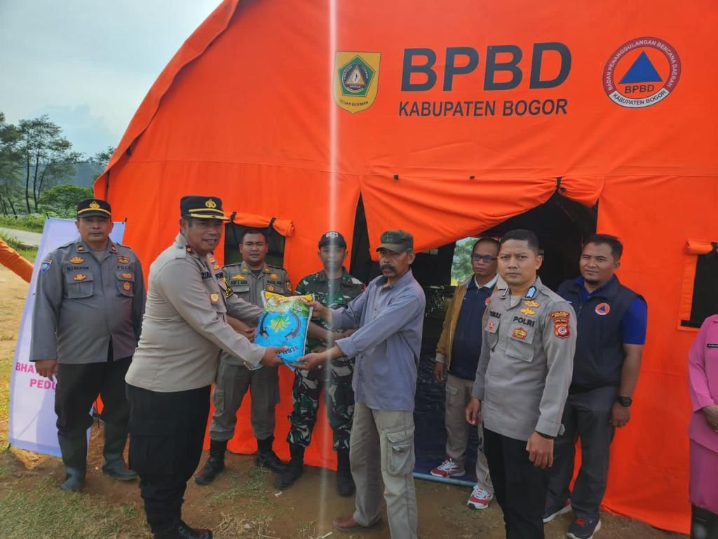 Polisi  Bersama Bhayangkari Berikan Bantuan Warga Yang Terkena Dampak Gempa Bumi Dibeberapa Wilayah Cibungbulang Kabupaten Bogor