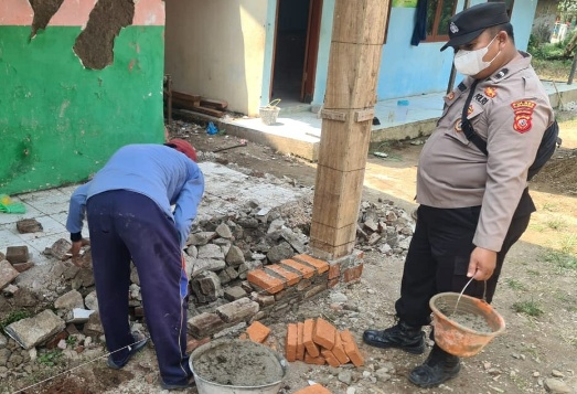 Polisi bersama masyarakat gotong - royong renovasi Madrasah