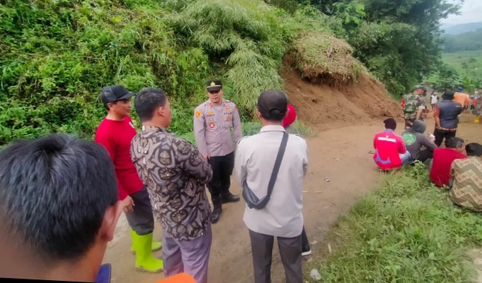 Polisi  Bersama Unsur Muspika Bersinergi Bersihkan Material Longsor Dan Pohon Tumbang