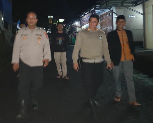 Polisi Bersama Warga Patroli Jalan Kaki Dini  Hari Antisipasi Kejahatan Dan Sampaikan Himbauan Kamtibmas
