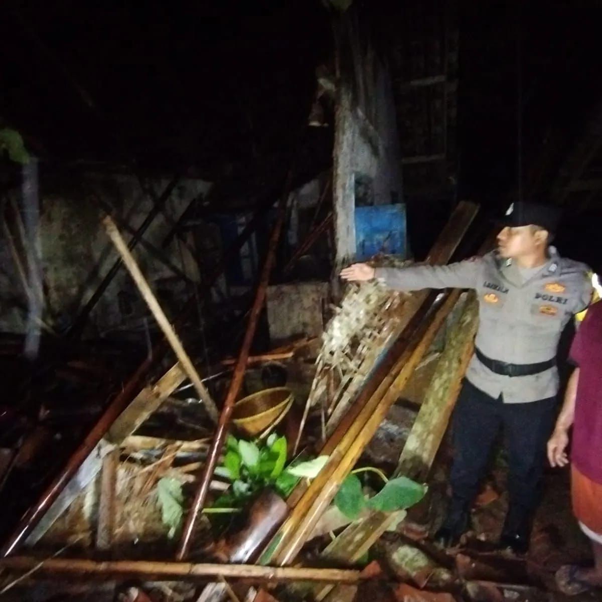 Polisi Datangi TKP Rumah Ambruk di Desa Sukadana