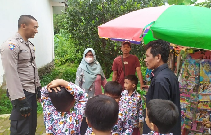 Polisi Di Sindangwangi Patroli Sekolah Terkait Jajanan "Cikbul"