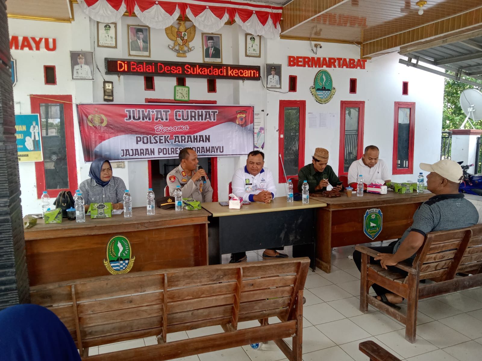 Polisi  Gelar Jumat Curhat Di Kantor Desa Sukadadi
