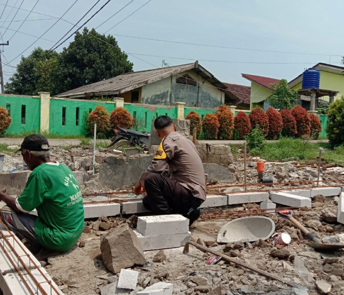 Polisi Gotong Royong Bantu Warga Bangun Tempat Usaha