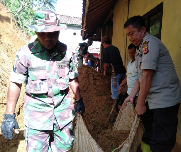 Polisi  Gotong Royong Bareng Warga Bersihkan Material Longsor
