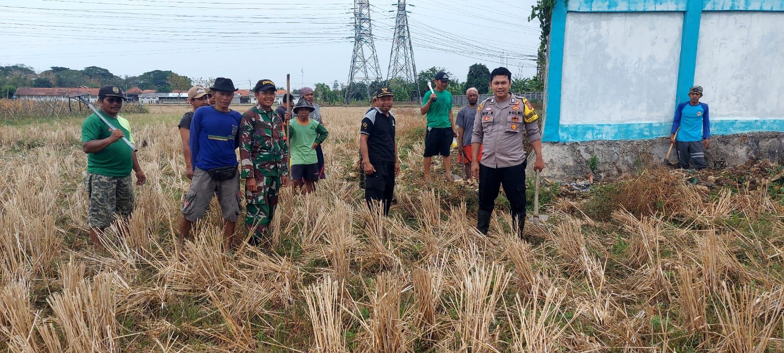 Polisi,  Koramil dan Pemdes Bersatu Dalam Bakti Sosial Bersihkan Saluran Air