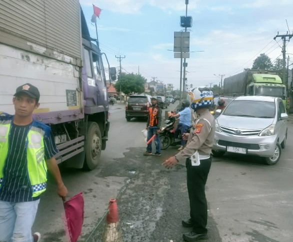 Polisi Laksanakan Gatur Lalin Di Jalan Raya Kosambi - Klari