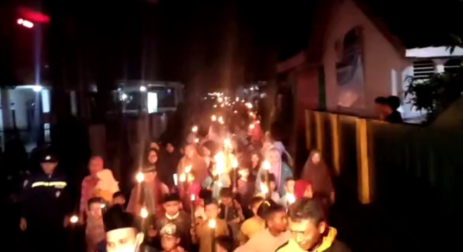 Polisi Laksanakan Giat Pengamanan dan pengawalan pawai obor masyarakat Desa Cikawung  Kecamatan Tanjungsiang Subang