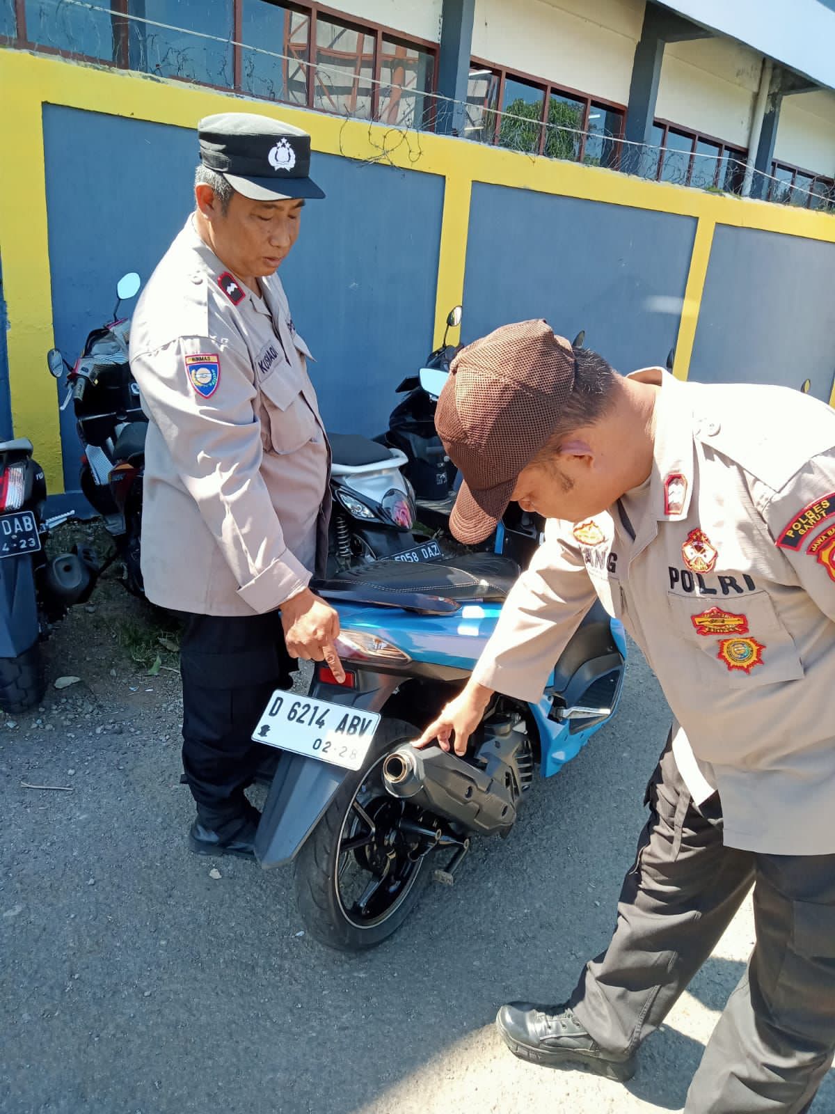 Polisi Lakukan Pembinaan Dan Penindakan Larangan Knalpot Bising Di Lingkungan Pelajar