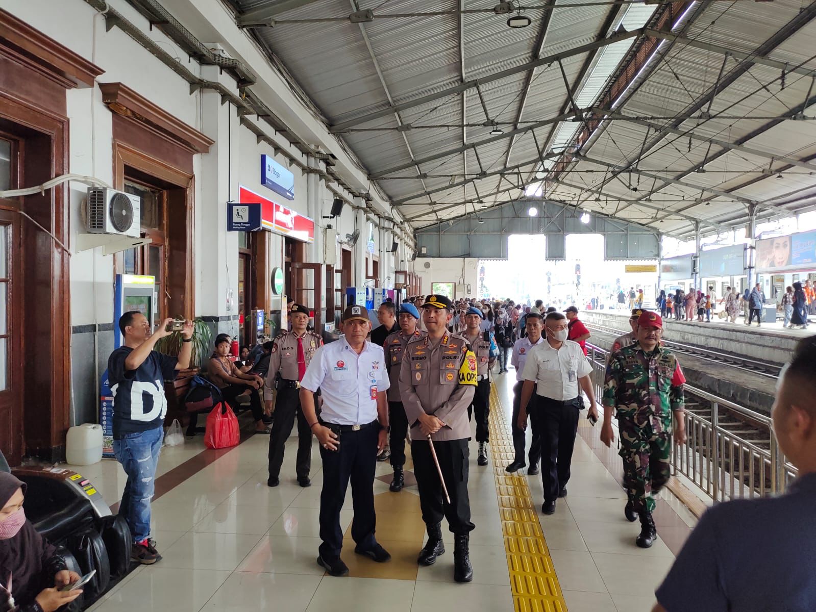 Polisi Melaksanakan Pengecekan Stasiun Kereta