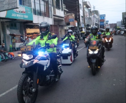 Polisi Monitoring Imlek 2023 Gunakan Sepeda Motor