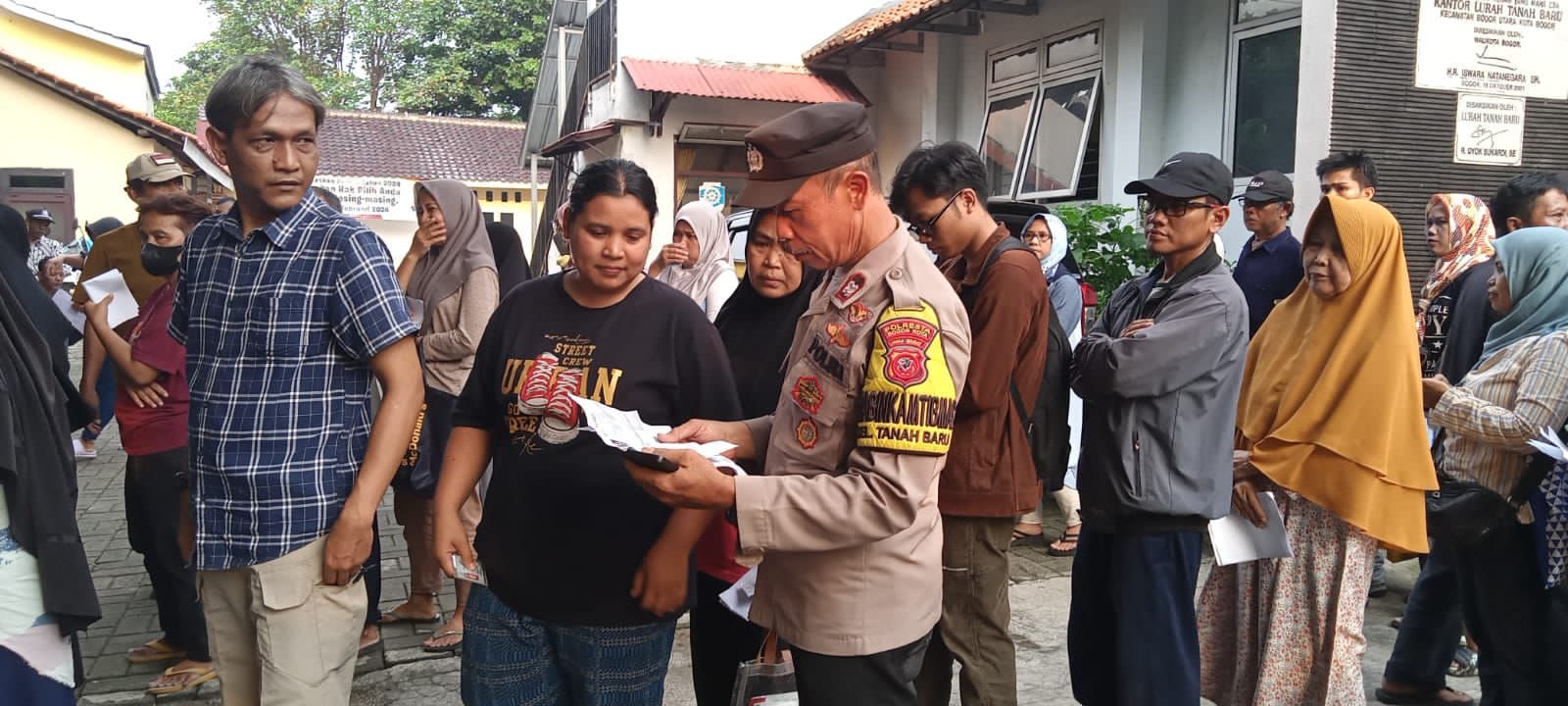Polisi Monitoring Pendistribusian Bantuan Pangan Berupa Beras