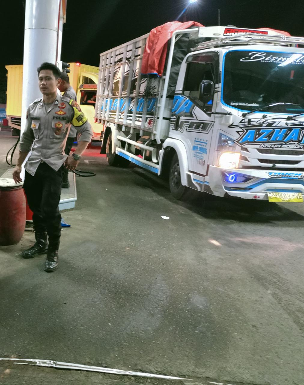 Polisi  Monitoring  SPBU Cikijing Pada Dini Hari