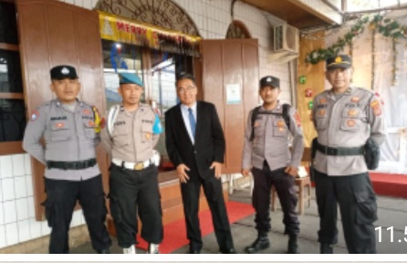 Polisi Pengamanan Kegiatan Ibadah Nasrani Di Gereja HK Batak Protestan Cigugur