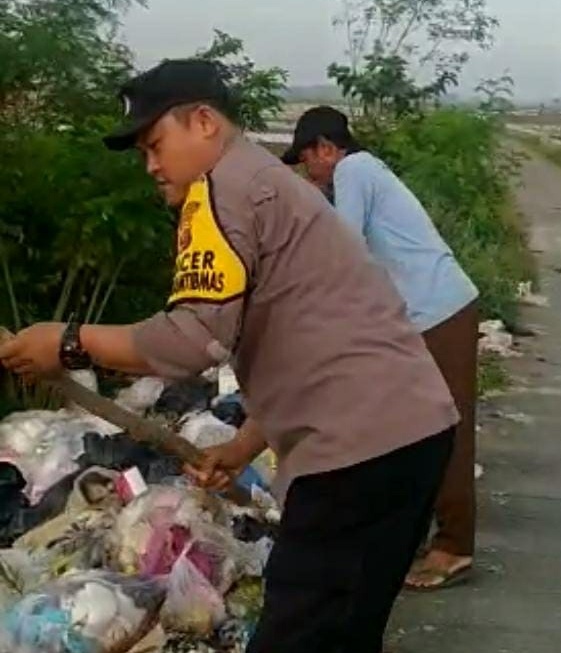 Polisi Rutin Bersihkan Sampah Menumpuk  Di Jalan