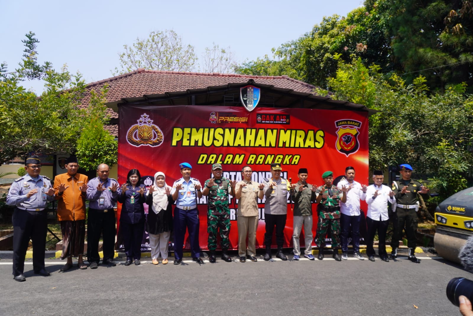 Polres Subang adakan Pemusnahan Miras dalam Rangka Cipta Kondisi Ops Mantap Brata Lodaya 2023/2024