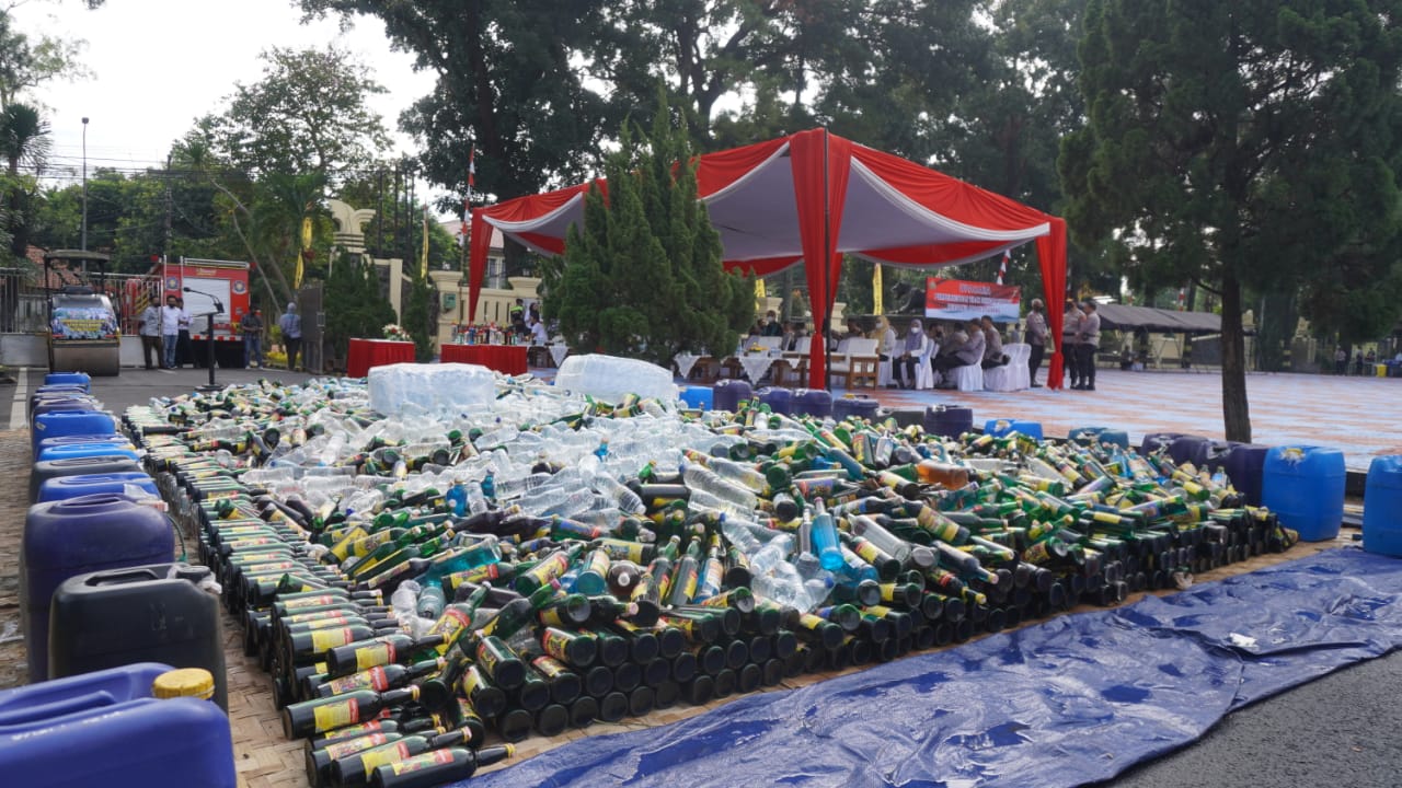 Polres Subang dan Kejaksaan musnahkan 11.788 botol Miras