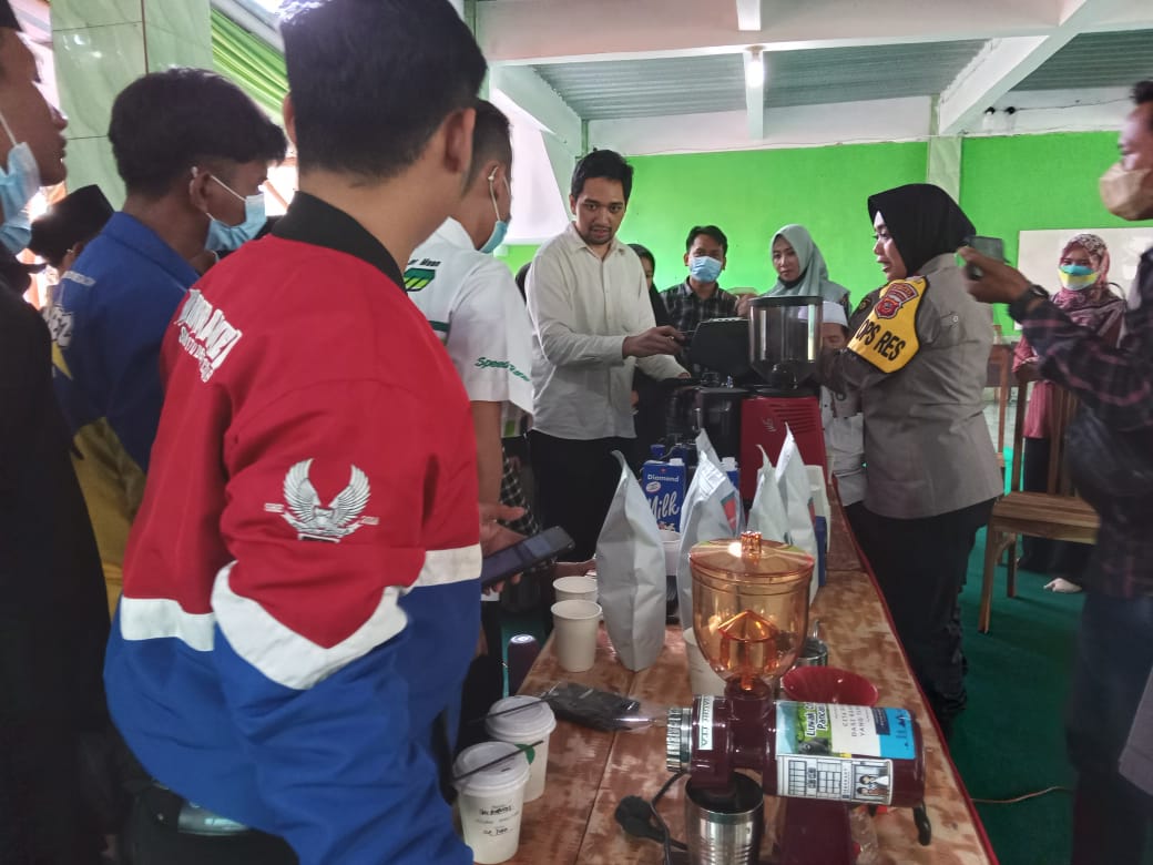 Polres Subang Gelar Pelatihan Barista Kopi Bersama PT.Kemendy Industri Mandiri Kepada Para Santri Dan Komunitas Motor