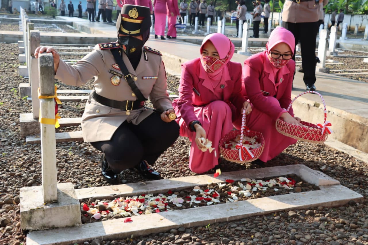Polres Subang laksanakan Upacara Ziarah dan Tabur Bunga dalam rangka hari Bhayangkara Ke-76