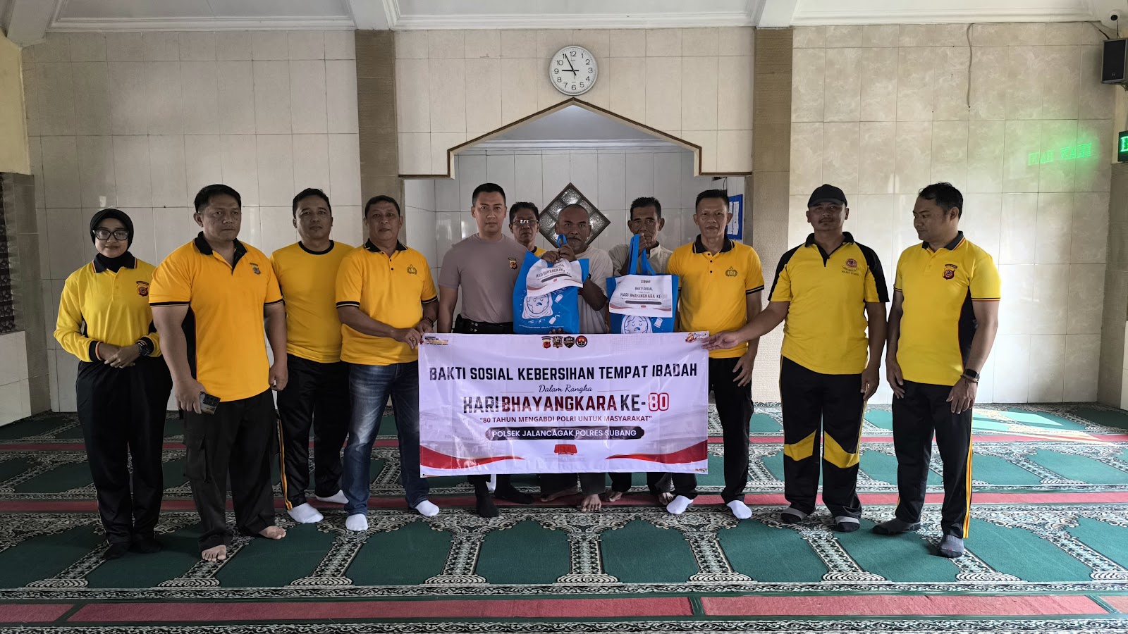 POLRI Hadir Untuk Masyarakat, Menyambut HUT Bhayangkara Ke 80 Polsek Jalan Cagak Bersihkan Sarana Tempat Ibadah