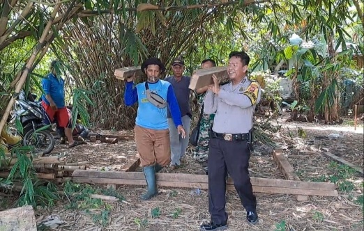 Polri, TNI Dan Aparat Desa Gotong Royong Membuat Saung Penyimpanan Keranda