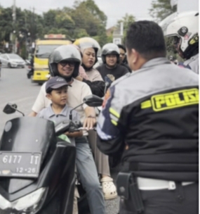 Polri Yang Humanis, BM Satlantas Polres Purwakarta Bagikan Takjil Ke Masyarakat