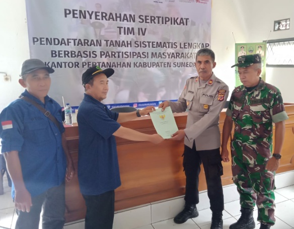 Polsek Buahdua Lakukan Monitoring Penyerahan Sertifikat Tanah Kepada Warga Desa Nagrak Buahdua