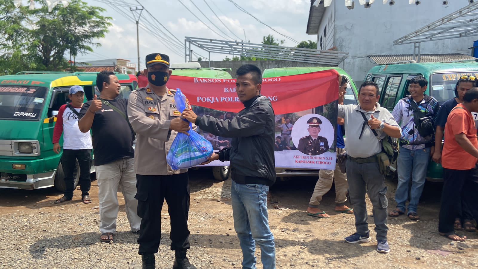 Polsek Cibogo kolaborasi dengan Jurnalis Pokja Polres Subang, Gelar Baksos